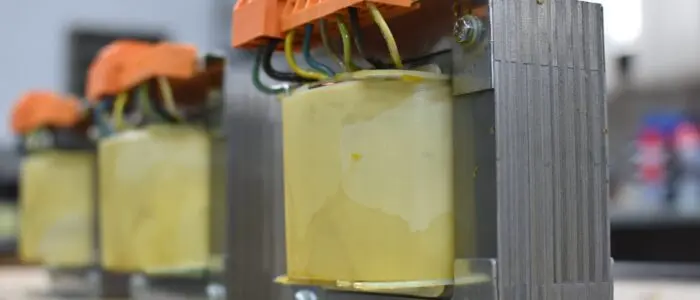 Trasformatori elettrici di alta qualità in funzione. Fornisce energia affidabile e sicura.
